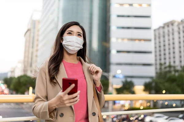 Mulher Asiática Usar Smartphone Livre Com Máscara Facial Enquanto Comutação — Fotografia de Stock