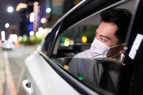 Asiatisk Forretningsmann Pendler Med Drosje Bruker Ansiktsmaske Unngå Smittsomme Sykdommer – stockfoto