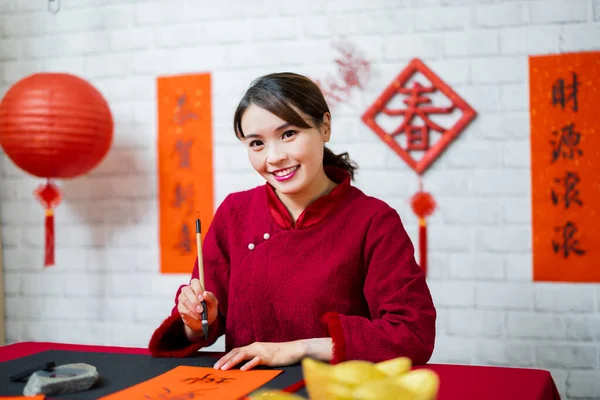 Lächelnd Asiatische Frauen Schreiben Frühlingsfest Couplets Feiert Chinesische Feiertage Mit — Stockfoto