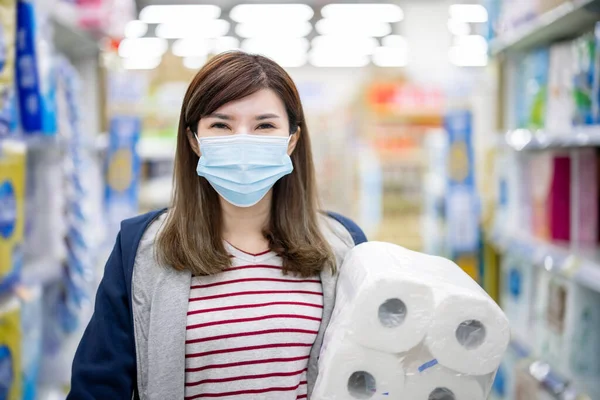 Aziatische Jonge Carrière Vrouw Huisvrouw Lopen Gangpad Pak Papieren Handdoeken — Stockfoto