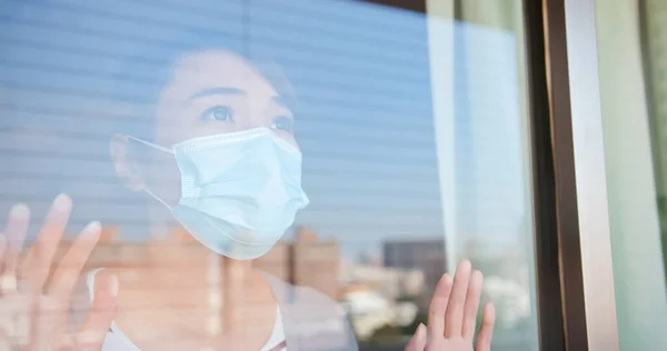 Primo Piano Asiatica Giovane Donna Con Maschera Viso Rimanere Isolamento — Foto Stock