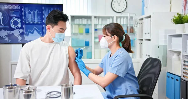 Asiática Médica Vestindo Máscara Facial Luvas Está Fazendo Uma Vacinação — Fotografia de Stock