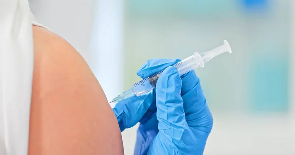 Закрытие Работы Азиатского Врача Дающего Пациенту Вакцину Инсулин Вакцинацию Больнице — стоковое фото