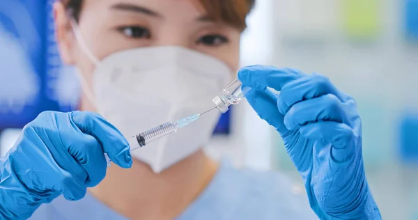 Primer Plano Médico Cirujano Asiático Femenino Con Guantes Mascarilla Está — Foto de Stock