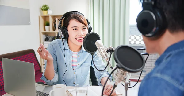 Asiático Mujer Hombre Con Micrófono Son Grabación Podcast Estudio — Foto de Stock