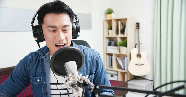 Asiatique Homme Avec Casque Microphone Enregistrement Podcast Studio — Photo