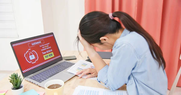 Menina Asiática Cara Hacker Online Seu Laptop Hackeado — Fotografia de Stock