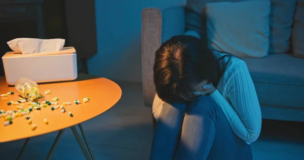 Asiatisches Mädchen Fühlt Sich Depressiv Und Überdosiert Medizin Allein Hause — Stockfoto