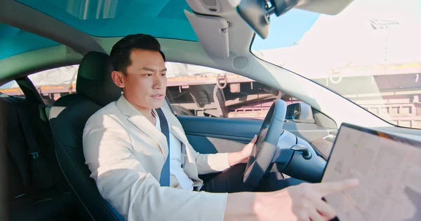 Aziatische Jongeman Zorgen Maken Het Besturen Van Elektrische Auto Die — Stockfoto