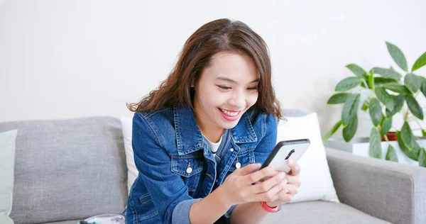 Tett Asiatisk Kvinne Bruke Smarttelefon Smile Lykkelig Hjemme – stockfoto