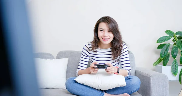 Азиатская Женщина Использовать Геймпад Играть Видеоигры Счастливо Дома — стоковое фото