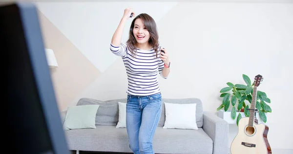 Азиатская Женщина Играет Игру Датчик Движения Поднять Руку Дома — стоковое фото