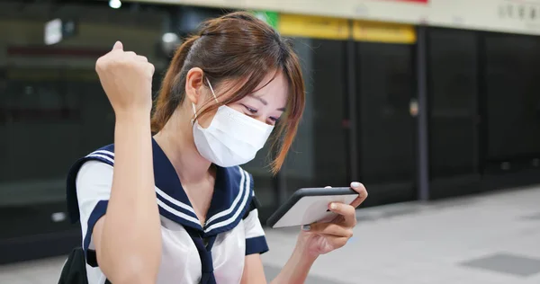 Videregående Student Bruker Mobiltelefon Når Hun Venter Mrt Bruker Ansiktsmaske – stockfoto