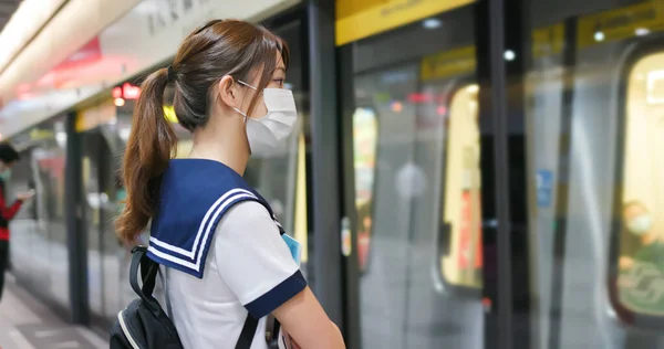 Videregående Skoleelev Bærer Ansiktsmaske Holder Sosial Avstand Metrostasjonen – stockfoto
