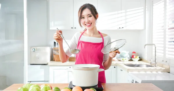 Asiatische Hübsche Hausfrau Kocht Hause Gesunde Mahlzeit Und Lächelt — Stockfoto