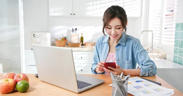 Aziatische Jong Vrouw Gebruik Mobiele Telefoon Laptop Naar Werk Thuis — Stockfoto