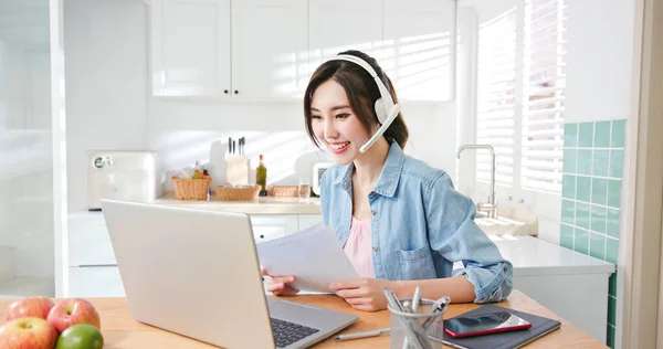 Aziatische Jong Vrouw Heeft Video Vergadering Keuken Thuis — Stockfoto