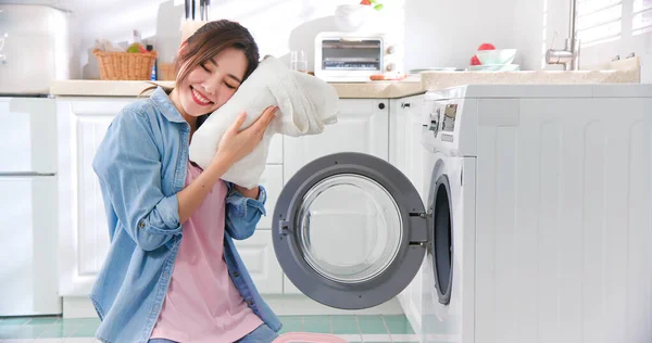 Asiatisk Husmor Vasker Klær Lykkelig Hjemme – stockfoto
