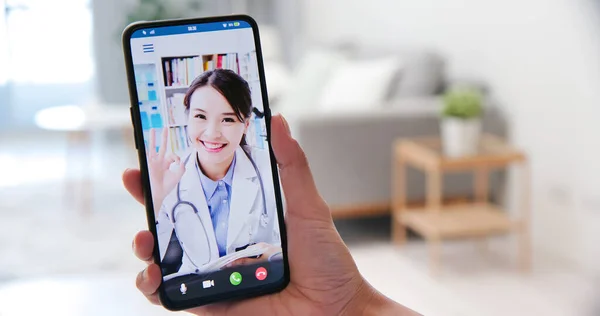 아시아 의사가 전화로 집에서 환자와 비디오 채팅을 — 스톡 사진