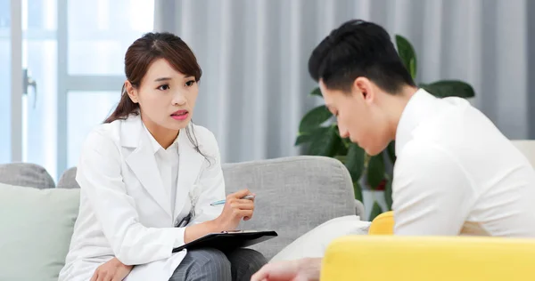 Asiatische Psychologin Berät Sich Mit Männlichen Patienten — Stockfoto