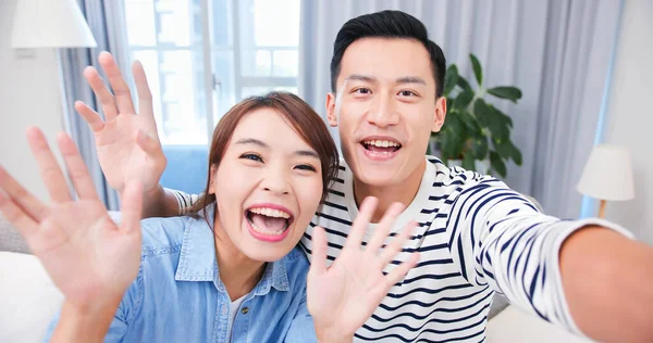 Asiático Casal Tem Vídeo Chat Com Seu Amigo Feliz — Fotografia de Stock