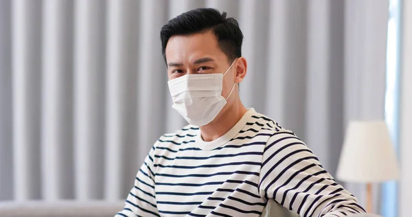 Asiatisk Man Bär Ansiktsmask Hemma Och Titta Dig — Stockfoto