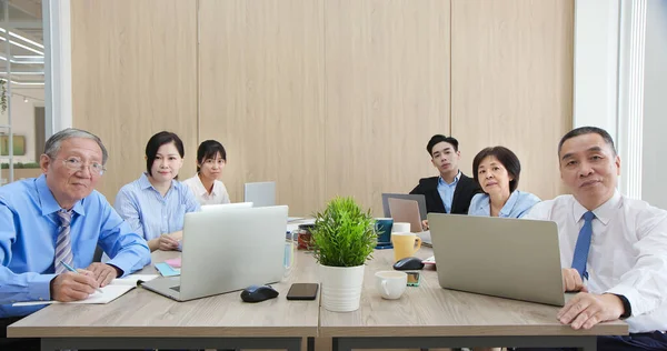Skupina Asijských Podnikatelů Mají Konferenční Hovor Setkání Zasedací Místnosti — Stock fotografie