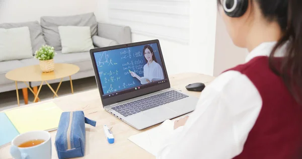 Rückansicht Eines Asiatischen Mädchens Lernt Mathe Online Indem Sie Einer — Stockfoto