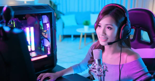 Young Asian Pretty Pro Gamer Mają Strumień Żywo Rozmawiać Fanami — Zdjęcie stockowe