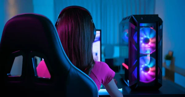 Vista Posterior Los Jóvenes Asiáticos Pro Gamer Jugar Ganar Línea — Foto de Stock