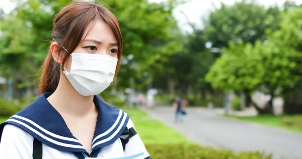 Aziatische Middelbare School Student Dragen Gezichtsmasker Kijk Ergens Campus — Stockfoto