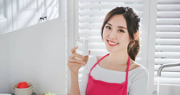 Asiatica Casalinga Tenere Bicchiere Acqua Sorridere Voi Cucina — Foto Stock