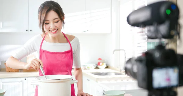Asian Pretty Live Streamer Online Introduce Delicious Food — Stock Photo, Image