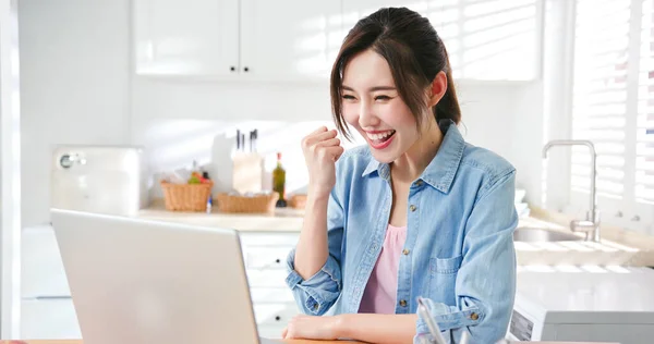 亚洲的年轻女性使用笔记本电脑在家里工作 感到非常高兴 — 图库照片
