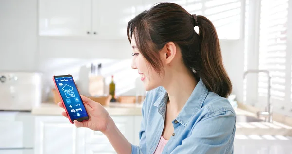 Iot Smart Home Concept Azjatycka Młoda Kobieta Korzystająca Aplikacji Telefon — Zdjęcie stockowe