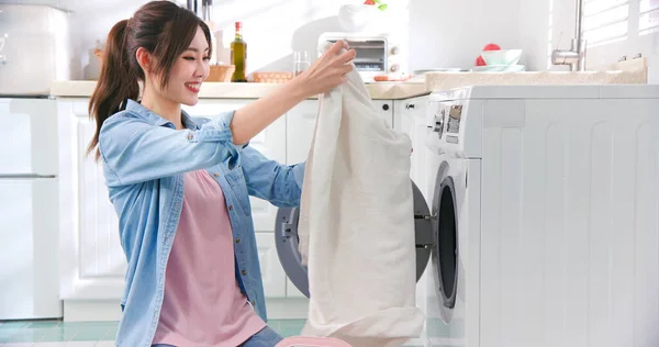 Aziatische Huisvrouw Wassen Kleding Gelukkig Thuis — Stockfoto
