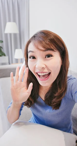 Asiatico Giovane Donna Video Chat Con Amici Felicemente — Foto Stock