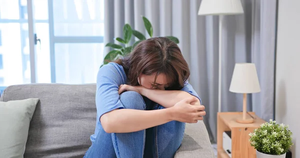 Aziatische Vrouw Voelt Zich Depressief Huilen Thuis — Stockfoto