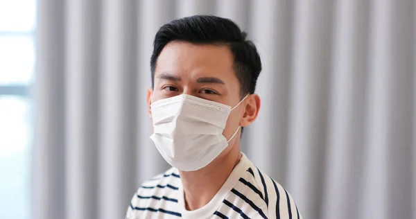 Asiatische Mann Tragen Gesichtsmaske Hause Und Schauen Sie — Stockfoto