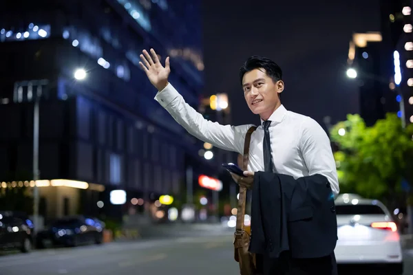 Asiatische Geschäftsmann Hagel Ein Taxi Auf Der Straße Pendeln Der — Stockfoto