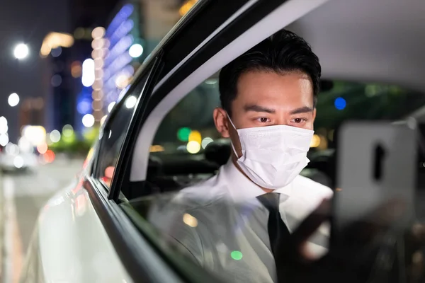 Asiatisk Forretningsmann Bruker Ansiktsmaske Unngå Smittsomme Sykdommer Coronavirus Bruker Smarttelefon – stockfoto