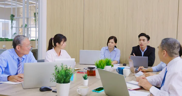 Skupina Asijských Podnikatelů Mají Konferenční Hovor Setkání Zasedací Místnosti — Stock fotografie