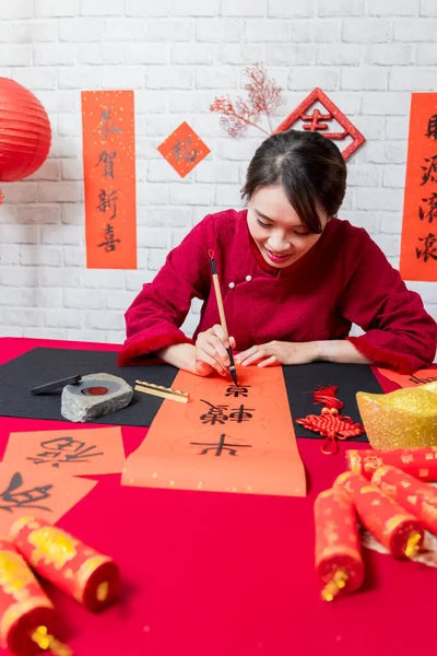 Asiatin Schreibt Frühlingsfest Couplets Zum Chinesischen Neujahrsfest Mit Wortbedeutung Stier — Stockfoto