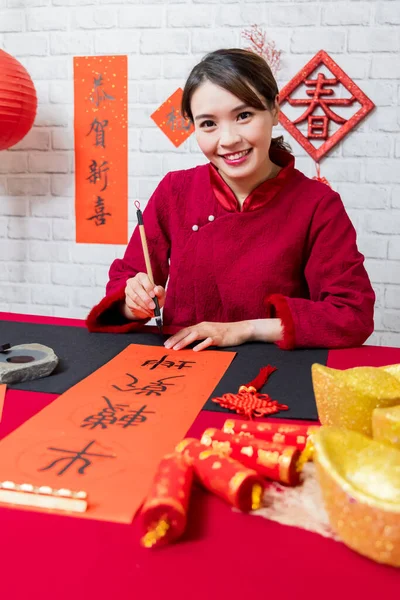 Asiatische Lächelnde Frau Schreibt Frühlingsfest Couplets Zum Chinesischen Neujahr Mit — Stockfoto