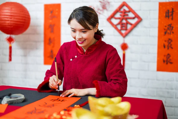 Asiatische Frauen Schreiben Frühlingsfest Couplets Feiert Chinesische Feiertage Mit Wort — Stockfoto