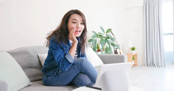 聪明的人工智能说话者概念 亚洲女人告诉有屏幕的语音助理打开电视 — 图库照片