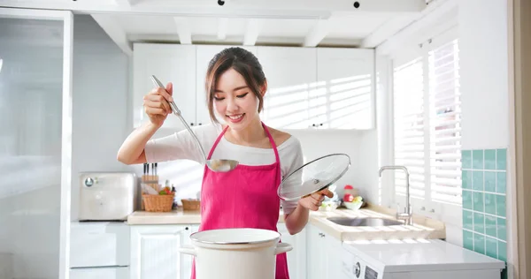 Asiatisch Hübsch Hausfrau Cook Gesunde Mahlzeit Hause Und Taste — Stockfoto