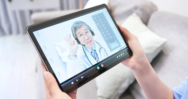 Concepto Telemedicina Médico Anciano Asiático Está Línea Para Tener Chat — Foto de Stock