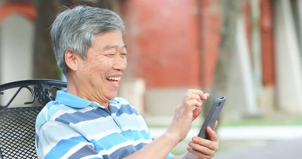 Asiatische Ältere Mann Verwenden Handy Glücklich Freien — Stockfoto