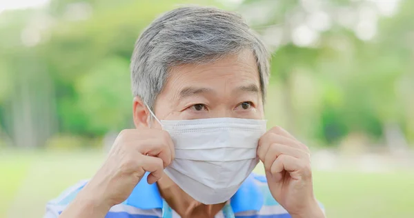 Asijské Starší Muž Nosí Tvář Masku Venku — Stock fotografie